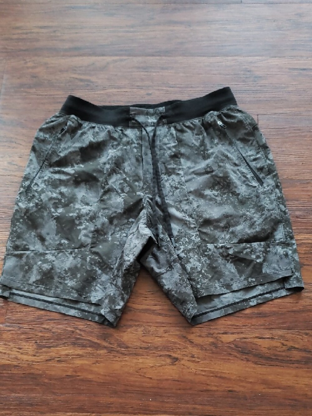 Lululemon Men's Camouflage Athletic Shorts Size Medium Athleisure Loungewear